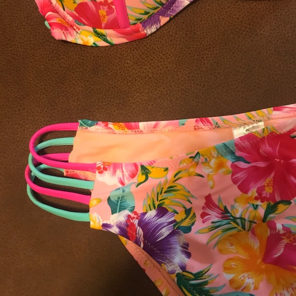 NWT bikini - Picture 3 of 4